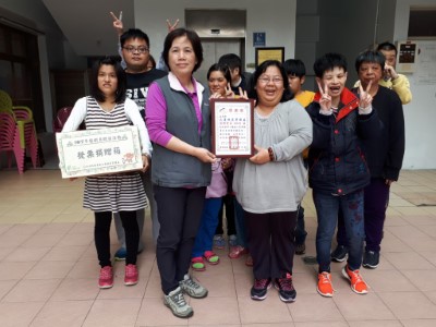 林管處秘書黃碧雲將贈苗所得發票贈送給花蓮美崙啟能發展中心 (2)